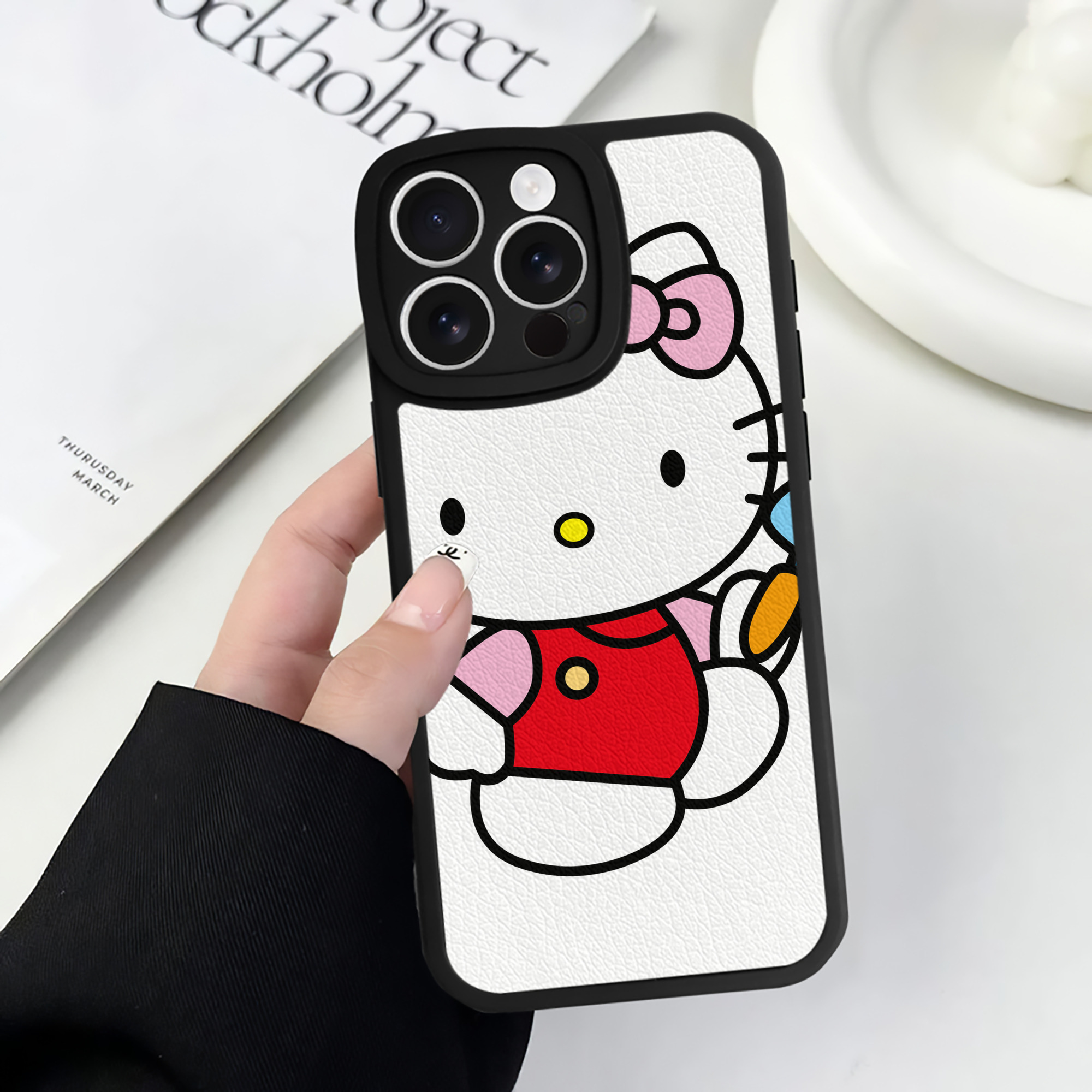 （画像用） Hello Kitty ハローキティ 【iPhone 16シリーズ対応】シリコンスマホケース（レザー調） 材質：シリコン